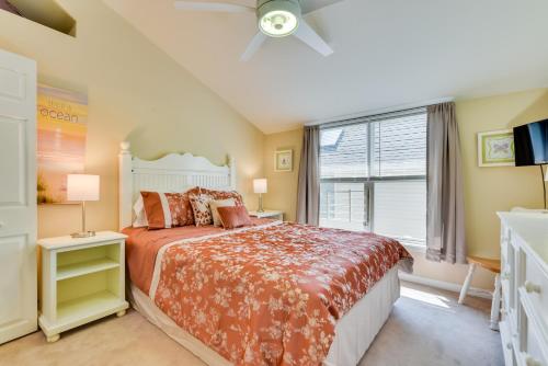 1 dormitorio con cama y ventana en Turtle Cove Bay Beach House about 13 Mi to Buffalo!, en Lake View