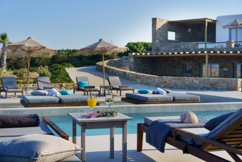 Bazén v ubytování Myconian Crown Suites nebo v jeho okolí
