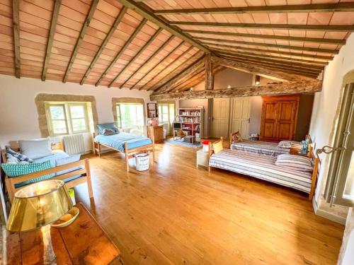 Elle comprend un grand salon doté de parquet et d'un plafond en bois. dans l'établissement Le Castellas, demeure historique, rénovée, piscine, à Collias