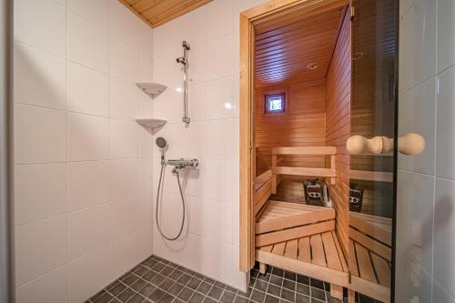 y baño con ducha. en Levillas Sävelpolku 12B, en Levi