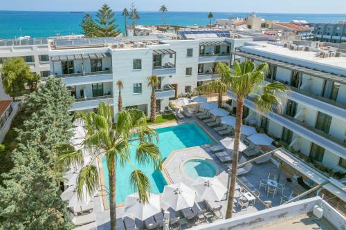 eine Luftansicht eines Hotels mit Pool und Palmen in der Unterkunft Summer Dream in Rethymno