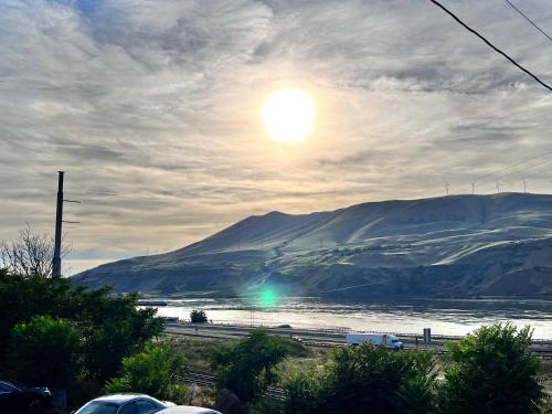 a view of a river with the sun in the sky at BIGGS NU-VU MOTEL in Biggs Junction