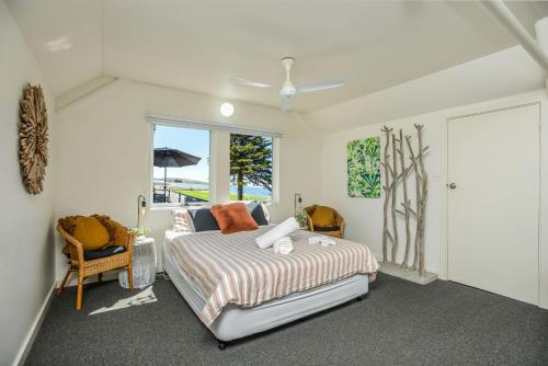 Un dormitorio con una cama y una ventana en Pine Beach Villa Fabulous Sea Views, en Victor Harbor