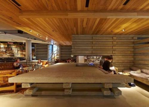 een groot bed in het midden van een kamer met mensen bij Nishi Holiday Apartments in Canberra