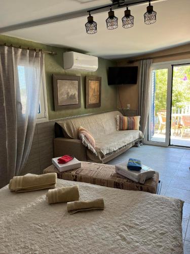 a living room with two beds and a couch at Villa Art Natalie in Kithnos