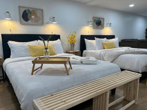 皮阿拉普Hidden Gem! Spacious, Private, and Convenient Units Off River Road in Puyallup的一间设有两张床的房间,配有一张桌子