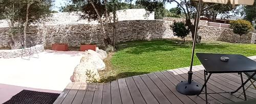 una parrilla de barbacoa en una terraza junto a un patio en Chambre cosy en Bonifacio