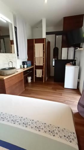 Cette chambre comprend une salle de bains pourvue d'un lavabo et d'une baignoire. dans l'établissement Chambre cosy, à Bonifacio