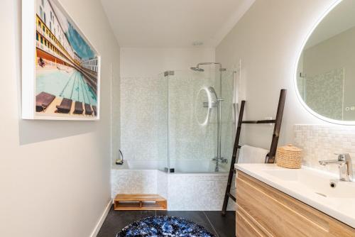 La salle de bains est pourvue d'une baignoire, d'un lavabo et d'une douche. dans l'établissement LE BOSTON - Hypercentre - 150 M 2- 7 Guest, à Dijon
