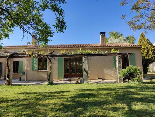 une maison avec une pelouse devant elle dans l'établissement Maison au cœur des Baronnies, à Mollans-sur-Ouvèze