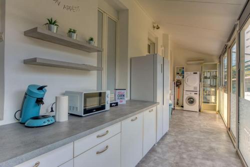 La cuisine est équipée d'un four micro-ondes et d'un réfrigérateur. dans l'établissement Grand Appartement 5 chambres avec JACUZZI extérieur privée, à Marseille