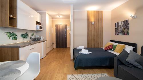 mały apartament z łóżkiem i kuchnią w obiekcie Apartament - studio Wisła z widokiem na góry w Wiśle