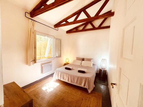 - une chambre avec un lit dans une pièce dotée d'une fenêtre dans l'établissement Le patio, jardin privatif, tennis, à Nîmes
