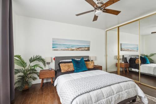 1 dormitorio con 1 cama y ventilador de techo en 2 Day Minimum - Spacious 1 Bedroom close to Beach, en Long Beach