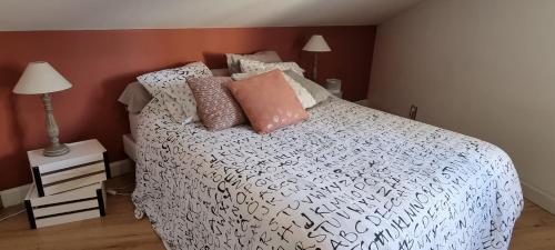 - une chambre avec un lit blanc et des oreillers dans l'établissement Longère La Grange, à Andrivaux