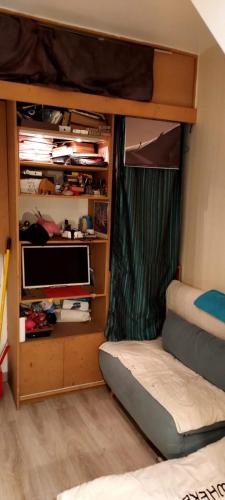 une petite chambre avec un lit superposé et un lit superposé dans l'établissement Paris, à Paris