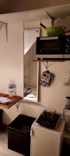une cuisine avec une cuisinière et un miroir dans l'établissement Paris, à Paris