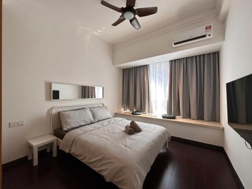 Schlafzimmer mit einem Bett, einem Deckenventilator und einem Fenster in der Unterkunft Luxury 2Bedroom R&F Princess Cove @By Hauz Cinta in Johor Bahru