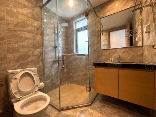 La salle de bains est pourvue d'une douche, de toilettes et d'un lavabo. dans l'établissement Luxury 2Bedroom R&F Princess Cove @By Hauz Cinta, à Johor Bahru