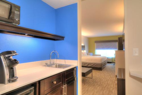 Letto o letti in una camera di Holiday Inn Express Hotel & Suites Mobile Saraland by IHG