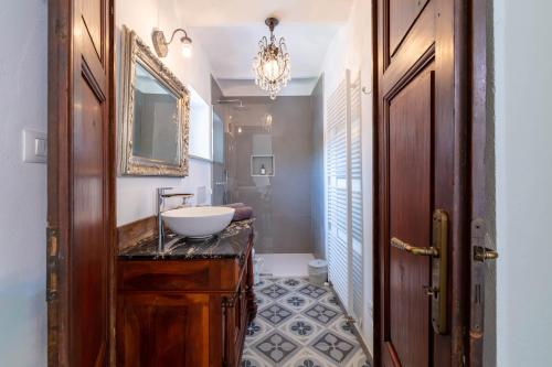 アリアーノ・テルメにあるPiemonte Country Houseのバスルーム(洗面台、鏡付)