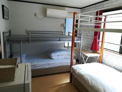 Zimmer mit Etagenbett und 2 Etagenbetten. in der Unterkunft COTE sakuragawa "Room 201,301,401" - Vacation STAY 03144v in Osaka