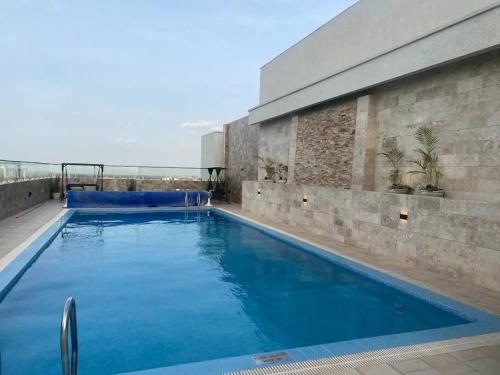 ein Swimmingpool auf einem Gebäude in der Unterkunft Urban Lifestyle 1BR in Westlands, Heated Pool, Gym, Workspace & Parking in Nairobi