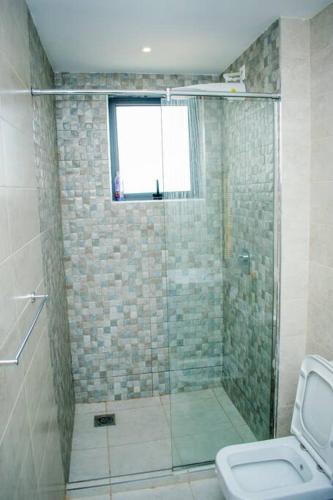 Ein Badezimmer in der Unterkunft Urban Lifestyle 1BR in Westlands, Heated Pool, Gym, Workspace & Parking