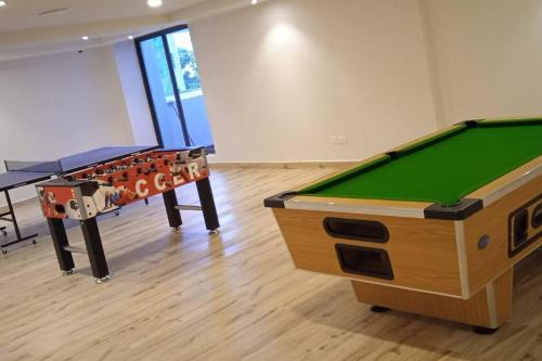 Ein Billardtisch in der Unterkunft Urban Lifestyle 1BR in Westlands, Heated Pool, Gym, Workspace & Parking
