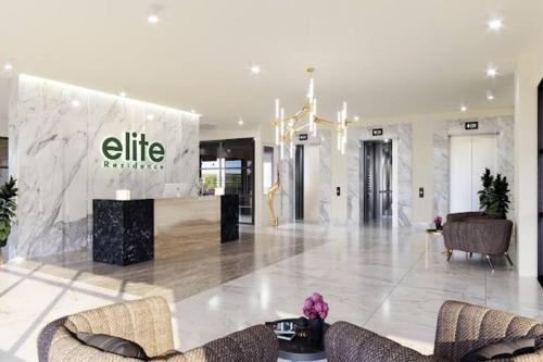 eine Lobby mit zwei Stühlen in einem Gebäude in der Unterkunft Urban Lifestyle 1BR in Westlands, Heated Pool, Gym, Workspace & Parking in Nairobi
