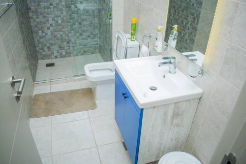 Ein Badezimmer in der Unterkunft Urban Lifestyle 1BR in Westlands, Heated Pool, Gym, Workspace & Parking