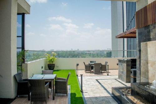 Ein Balkon oder eine Terrasse in der Unterkunft Urban Lifestyle 1BR in Westlands, Heated Pool, Gym, Workspace & Parking