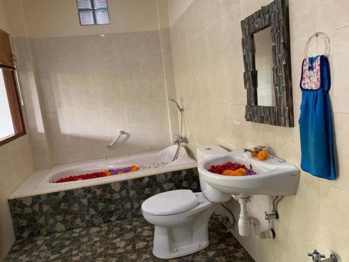 ウブドにあるYoga Homestay Ubudのバスルーム(トイレ、洗面台、バスタブ付)