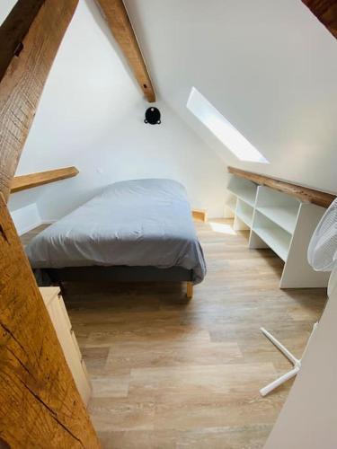 een slaapkamer met een bed in het midden van een zolder bij Joli Duplex à quelques pas du centre de Bayonne in Bayonne