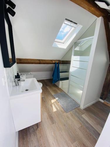 a bathroom with a sink and a glass shower at Joli Duplex à quelques pas du centre de Bayonne in Bayonne