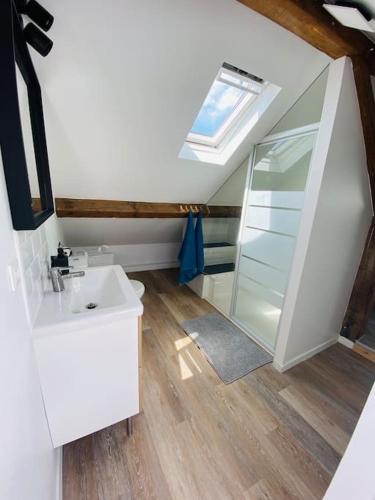 une salle de bain avec un lavabo et une douche en verre dans l'établissement Joli Duplex à quelques pas du centre de Bayonne, à Bayonne