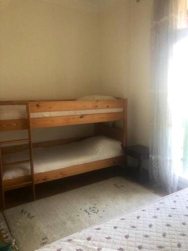 - une chambre avec lits superposés dans l'établissement Appartement moderne à Cannes avec vue sur mer et montagne - 85 m², à Cannes