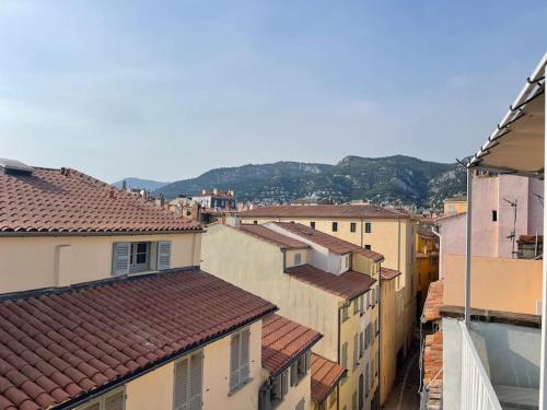 une vue sur les toits des bâtiments d'une ville dans l'établissement Studio Hyper centre avec balcon WIFI et climatisation, à Toulon