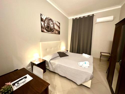 ein Hotelzimmer mit einem Bett, einem Tisch und einem Schreibtisch in der Unterkunft Golden Milano Hotel in Mailand