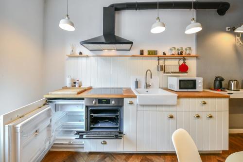 a kitchen with an oven and a sink at My Place Ferdinand in Cluj-Napoca