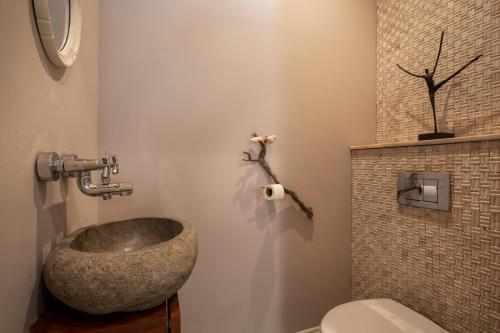 Un baño de A Beautiful Villa Curacao with large pool and tropical garden