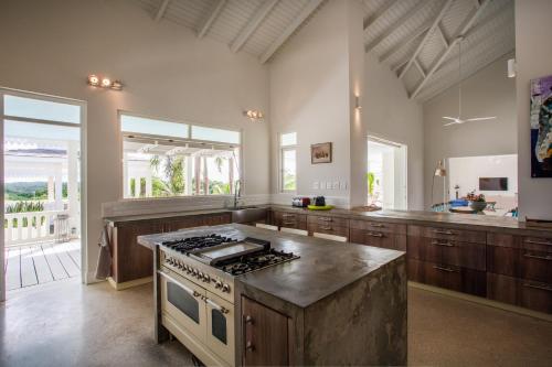 Una cocina o zona de cocina en A Beautiful Villa Curacao with large pool and tropical garden