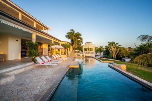 Piscina en o cerca de A Beautiful Villa Curacao with large pool and tropical garden