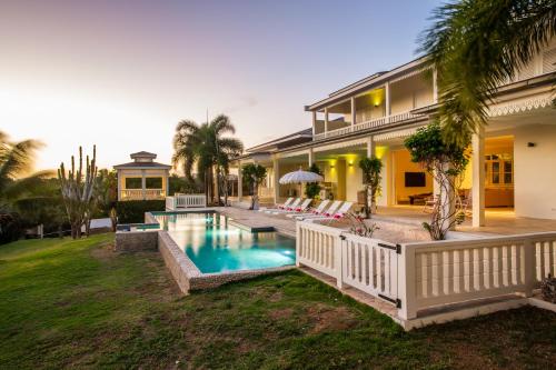 uma casa com piscina no quintal em A Beautiful Villa Curacao with large pool and tropical garden em Jan Thiel