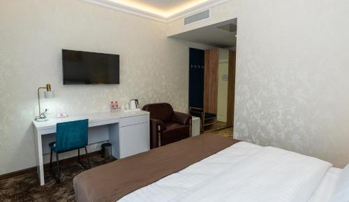 Кровать или кровати в номере Garnet Mir Hotel