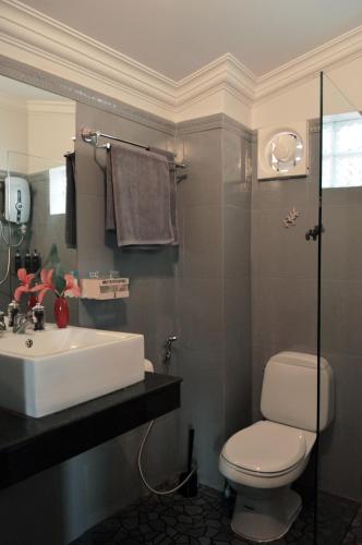 a bathroom with a white sink and a toilet at Villa b.Maison d'Hôtes Angkor in Siem Reap