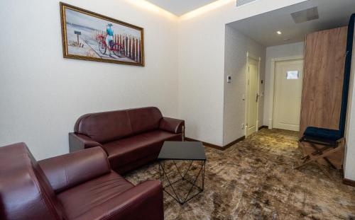 Гостиная зона в Garnet Mir Hotel