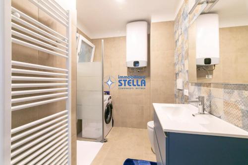 y baño con lavabo y aseo. en Condominio Sea Palace, en Lido di Jesolo