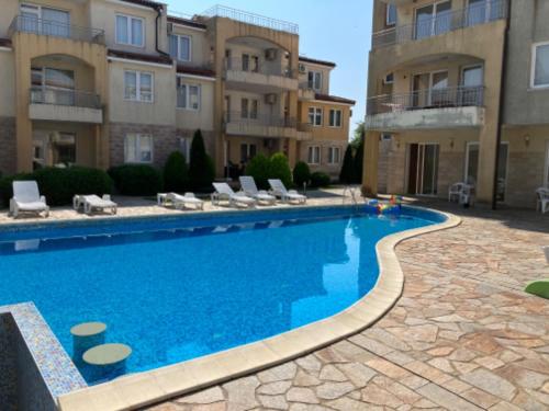 uma piscina em frente a dois edifícios de apartamentos em Holiday Apartments 4 Bozhurets Kavarna Bulgaria em Bozhurets