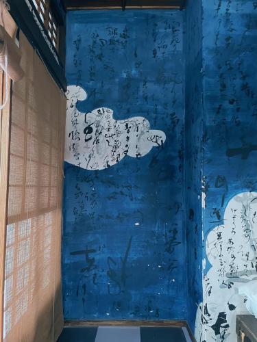 a blue wall with writing on it at Villa Sacra in Kamakura